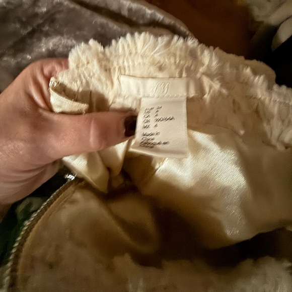 H&M Collection Textured Mini Skirt – Cream/Ivory – Size 4 - Picture 3 of 3